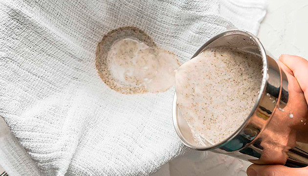 Приготовление молока Процедить содержимое блендера через марлю